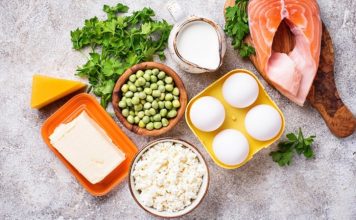 Vitamin Eksikliği Fitness Gelişimini Yavaşlatır Mı Düzenli spor yapan bireyler için antrenman programı kadar beslenme düzeni de büyük önem taşıyor. Kas gelişimi, dayanıklılık, enerji üretimi ve toparlanma süreçlerinin sağlıklı şekilde ilerleyebilmesi için yalnızca protein ve karbonhidrat tüketimi yeterli olmuyor. Vücudun ihtiyaç duyduğu vitamin ve mineraller de bu sürecin ayrılmaz parçaları arasında yer alıyor. Bu nedenle vitamin eksikliği, spor performansı ve genel sağlık üzerinde doğrudan ya da dolaylı etkiler oluşturabiliyor. Konulu bir haber görseli.