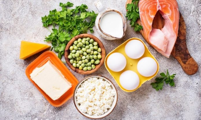 Vitamin Eksikliği Fitness Gelişimini Yavaşlatır Mı Düzenli spor yapan bireyler için antrenman programı kadar beslenme düzeni de büyük önem taşıyor. Kas gelişimi, dayanıklılık, enerji üretimi ve toparlanma süreçlerinin sağlıklı şekilde ilerleyebilmesi için yalnızca protein ve karbonhidrat tüketimi yeterli olmuyor. Vücudun ihtiyaç duyduğu vitamin ve mineraller de bu sürecin ayrılmaz parçaları arasında yer alıyor. Bu nedenle vitamin eksikliği, spor performansı ve genel sağlık üzerinde doğrudan ya da dolaylı etkiler oluşturabiliyor. Konulu bir haber görseli.