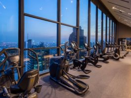 Yapay Zekâ Destekli Fitness Ekipmanları Yaygınlaşıyor Spor teknolojilerinde yaşanan hızlı gelişmeler, fitness sektörünü de önemli ölçüde dönüştürüyor. Son yıllarda geliştirilen yapay zekâ destekli fitness ekipmanları, kullanıcıların daha verimli, güvenli ve kişiselleştirilmiş antrenman yapmasına olanak tanırken spor salonlarının hizmet kalitesini de yeni bir seviyeye taşıyor. Hareket analizi yapabilen, performansı ölçebilen ve antrenman önerileri sunabilen bu akıllı sistemler, hem profesyonel sporcular hem de spora yeni başlayan bireyler tarafından yoğun ilgi görüyor. Konulu bir haber görseli.