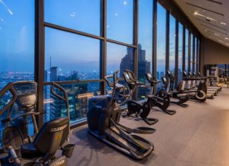 Yapay Zekâ Destekli Fitness Ekipmanları Yaygınlaşıyor Spor teknolojilerinde yaşanan hızlı gelişmeler, fitness sektörünü de önemli ölçüde dönüştürüyor. Son yıllarda geliştirilen yapay zekâ destekli fitness ekipmanları, kullanıcıların daha verimli, güvenli ve kişiselleştirilmiş antrenman yapmasına olanak tanırken spor salonlarının hizmet kalitesini de yeni bir seviyeye taşıyor. Hareket analizi yapabilen, performansı ölçebilen ve antrenman önerileri sunabilen bu akıllı sistemler, hem profesyonel sporcular hem de spora yeni başlayan bireyler tarafından yoğun ilgi görüyor. Konulu bir haber görseli.