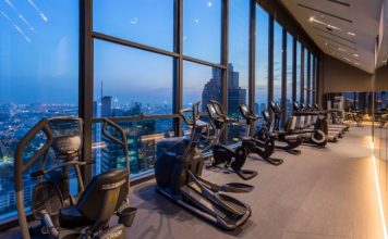 Yapay Zekâ Destekli Fitness Ekipmanları Yaygınlaşıyor Spor teknolojilerinde yaşanan hızlı gelişmeler, fitness sektörünü de önemli ölçüde dönüştürüyor. Son yıllarda geliştirilen yapay zekâ destekli fitness ekipmanları, kullanıcıların daha verimli, güvenli ve kişiselleştirilmiş antrenman yapmasına olanak tanırken spor salonlarının hizmet kalitesini de yeni bir seviyeye taşıyor. Hareket analizi yapabilen, performansı ölçebilen ve antrenman önerileri sunabilen bu akıllı sistemler, hem profesyonel sporcular hem de spora yeni başlayan bireyler tarafından yoğun ilgi görüyor. Konulu bir haber görseli.