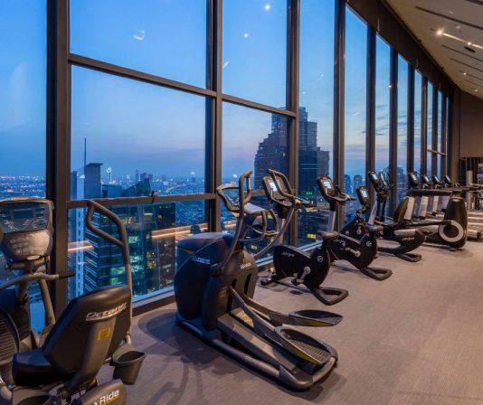Spor teknolojilerinde yaşanan hızlı gelişmeler, fitness sektörünü de önemli ölçüde dönüştürüyor. Son yıllarda geliştirilen yapay zekâ destekli fitness ekipmanları, kullanıcıların daha verimli, güvenli ve kişiselleştirilmiş antrenman yapmasına olanak tanırken spor salonlarının hizmet kalitesini de yeni bir seviyeye taşıyor. Hareket analizi yapabilen, performansı ölçebilen ve antrenman önerileri sunabilen bu akıllı sistemler, hem profesyonel sporcular hem de spora yeni başlayan bireyler tarafından yoğun ilgi görüyor. Konulu bir haber görseli.