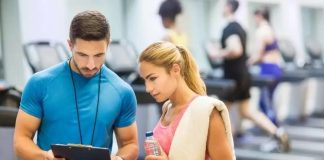 Fitness sektöründe teknolojik gelişmeler, antrenman süreçlerini daha kişisel, verimli ve ölçülebilir hale getiriyor. Son yıllarda özellikle yapay zekâ teknolojilerinin yaygınlaşmasıyla birlikte fitness antrenörleri, danışanlarına daha kapsamlı hizmet sunabilmek için yeni dijital araçlardan yararlanmaya başladı. Veri analizi, performans takibi ve kişiye özel program oluşturma gibi alanlarda kullanılan yapay zekâ destekli sistemler, antrenörlerin karar verme süreçlerini kolaylaştırıyor. Konulu bir haber görseli.