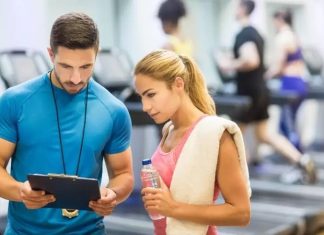 Yapay Zekâ Fitness Antrenörlerine Nasıl Destek Sağlıyor? Fitness sektöründe teknolojik gelişmeler, antrenman süreçlerini daha kişisel, verimli ve ölçülebilir hale getiriyor. Son yıllarda özellikle yapay zekâ teknolojilerinin yaygınlaşmasıyla birlikte fitness antrenörleri, danışanlarına daha kapsamlı hizmet sunabilmek için yeni dijital araçlardan yararlanmaya başladı. Veri analizi, performans takibi ve kişiye özel program oluşturma gibi alanlarda kullanılan yapay zekâ destekli sistemler, antrenörlerin karar verme süreçlerini kolaylaştırıyor. Konulu bir haber görseli.