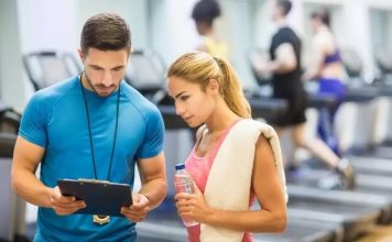Yapay Zekâ Fitness Antrenörlerine Nasıl Destek Sağlıyor? Fitness sektöründe teknolojik gelişmeler, antrenman süreçlerini daha kişisel, verimli ve ölçülebilir hale getiriyor. Son yıllarda özellikle yapay zekâ teknolojilerinin yaygınlaşmasıyla birlikte fitness antrenörleri, danışanlarına daha kapsamlı hizmet sunabilmek için yeni dijital araçlardan yararlanmaya başladı. Veri analizi, performans takibi ve kişiye özel program oluşturma gibi alanlarda kullanılan yapay zekâ destekli sistemler, antrenörlerin karar verme süreçlerini kolaylaştırıyor. Konulu bir haber görseli.