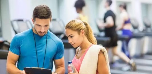 Yapay Zekâ Fitness Antrenörlerine Nasıl Destek Sağlıyor? Fitness sektöründe teknolojik gelişmeler, antrenman süreçlerini daha kişisel, verimli ve ölçülebilir hale getiriyor. Son yıllarda özellikle yapay zekâ teknolojilerinin yaygınlaşmasıyla birlikte fitness antrenörleri, danışanlarına daha kapsamlı hizmet sunabilmek için yeni dijital araçlardan yararlanmaya başladı. Veri analizi, performans takibi ve kişiye özel program oluşturma gibi alanlarda kullanılan yapay zekâ destekli sistemler, antrenörlerin karar verme süreçlerini kolaylaştırıyor. Konulu bir haber görseli.