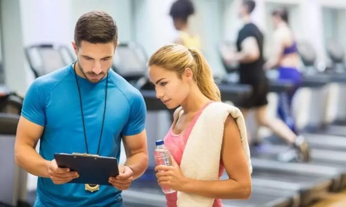 Yapay Zekâ Fitness Antrenörlerine Nasıl Destek Sağlıyor Fitness sektöründe teknolojik gelişmeler, antrenman süreçlerini daha kişisel, verimli ve ölçülebilir hale getiriyor. Son yıllarda özellikle yapay zekâ teknolojilerinin yaygınlaşmasıyla birlikte fitness antrenörleri, danışanlarına daha kapsamlı hizmet sunabilmek için yeni dijital araçlardan yararlanmaya başladı. Veri analizi, performans takibi ve kişiye özel program oluşturma gibi alanlarda kullanılan yapay zekâ destekli sistemler, antrenörlerin karar verme süreçlerini kolaylaştırıyor. Konulu bir haber görseli.