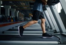 Fitness sektöründe yaşanan büyüme, spor ekipmanı pazarında da önemli hareketliliklerin ortaya çıkmasını sağlıyor. Son yıllarda artan spor salonu yatırımları, evde antrenman kültürünün yaygınlaşması ve bireylerin sağlıklı yaşam alışkanlıklarına daha fazla önem vermesi, yeni markaların sektöre yönelmesine neden oluyor. Bu gelişmelerle birlikte fitness ekipmanı pazarı daha rekabetçi bir yapıya kavuşurken, farklı ihtiyaçlara yönelik yeni nesil ürünler kullanıcıların ilgisini çekiyor. Konulu bir haber görseli.