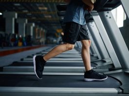 Yeni Markalar Fitness Ekipmanı Pazarına Giriyor Fitness sektöründe yaşanan büyüme, spor ekipmanı pazarında da önemli hareketliliklerin ortaya çıkmasını sağlıyor. Son yıllarda artan spor salonu yatırımları, evde antrenman kültürünün yaygınlaşması ve bireylerin sağlıklı yaşam alışkanlıklarına daha fazla önem vermesi, yeni markaların sektöre yönelmesine neden oluyor. Bu gelişmelerle birlikte fitness ekipmanı pazarı daha rekabetçi bir yapıya kavuşurken, farklı ihtiyaçlara yönelik yeni nesil ürünler kullanıcıların ilgisini çekiyor. Konulu bir haber görseli.