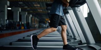 Fitness sektöründe yaşanan büyüme, spor ekipmanı pazarında da önemli hareketliliklerin ortaya çıkmasını sağlıyor. Son yıllarda artan spor salonu yatırımları, evde antrenman kültürünün yaygınlaşması ve bireylerin sağlıklı yaşam alışkanlıklarına daha fazla önem vermesi, yeni markaların sektöre yönelmesine neden oluyor. Bu gelişmelerle birlikte fitness ekipmanı pazarı daha rekabetçi bir yapıya kavuşurken, farklı ihtiyaçlara yönelik yeni nesil ürünler kullanıcıların ilgisini çekiyor. Konulu bir haber görseli.