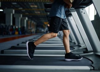 Yeni Markalar Fitness Ekipmanı Pazarına Giriyor Fitness sektöründe yaşanan büyüme, spor ekipmanı pazarında da önemli hareketliliklerin ortaya çıkmasını sağlıyor. Son yıllarda artan spor salonu yatırımları, evde antrenman kültürünün yaygınlaşması ve bireylerin sağlıklı yaşam alışkanlıklarına daha fazla önem vermesi, yeni markaların sektöre yönelmesine neden oluyor. Bu gelişmelerle birlikte fitness ekipmanı pazarı daha rekabetçi bir yapıya kavuşurken, farklı ihtiyaçlara yönelik yeni nesil ürünler kullanıcıların ilgisini çekiyor. Konulu bir haber görseli.