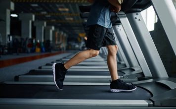 Fitness sektöründe yaşanan büyüme, spor ekipmanı pazarında da önemli hareketliliklerin ortaya çıkmasını sağlıyor. Son yıllarda artan spor salonu yatırımları, evde antrenman kültürünün yaygınlaşması ve bireylerin sağlıklı yaşam alışkanlıklarına daha fazla önem vermesi, yeni markaların sektöre yönelmesine neden oluyor. Bu gelişmelerle birlikte fitness ekipmanı pazarı daha rekabetçi bir yapıya kavuşurken, farklı ihtiyaçlara yönelik yeni nesil ürünler kullanıcıların ilgisini çekiyor. Konulu bir haber görseli.