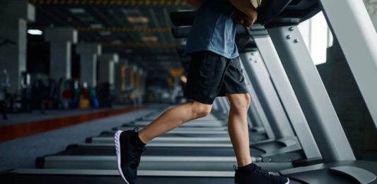 Yeni Markalar Fitness Ekipmanı Pazarına Giriyor Fitness sektöründe yaşanan büyüme, spor ekipmanı pazarında da önemli hareketliliklerin ortaya çıkmasını sağlıyor. Son yıllarda artan spor salonu yatırımları, evde antrenman kültürünün yaygınlaşması ve bireylerin sağlıklı yaşam alışkanlıklarına daha fazla önem vermesi, yeni markaların sektöre yönelmesine neden oluyor. Bu gelişmelerle birlikte fitness ekipmanı pazarı daha rekabetçi bir yapıya kavuşurken, farklı ihtiyaçlara yönelik yeni nesil ürünler kullanıcıların ilgisini çekiyor. Konulu bir haber görseli.