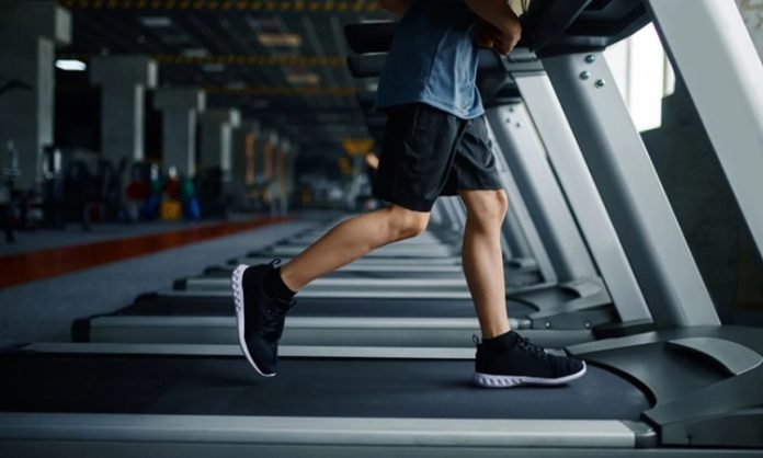 Yeni Markalar Fitness Ekipmanı Pazarına Giriyor Fitness sektöründe yaşanan büyüme, spor ekipmanı pazarında da önemli hareketliliklerin ortaya çıkmasını sağlıyor. Son yıllarda artan spor salonu yatırımları, evde antrenman kültürünün yaygınlaşması ve bireylerin sağlıklı yaşam alışkanlıklarına daha fazla önem vermesi, yeni markaların sektöre yönelmesine neden oluyor. Bu gelişmelerle birlikte fitness ekipmanı pazarı daha rekabetçi bir yapıya kavuşurken, farklı ihtiyaçlara yönelik yeni nesil ürünler kullanıcıların ilgisini çekiyor. Konulu bir haber görseli.