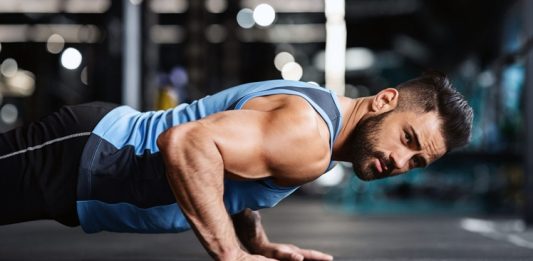 Yeni Nesil Fitness Antrenman Trendleri Fitness dünyası, bilimsel araştırmalar, teknolojik gelişmeler ve değişen yaşam tarzlarıyla birlikte sürekli yenileniyor. Geçmişte yalnızca ağırlık kaldırma ve klasik kardiyo çalışmalarına dayanan antrenman anlayışı, günümüzde daha kapsamlı ve kişiselleştirilmiş yöntemlere dönüşüyor. Yeni dönem yaklaşımlar, performansı artırmayı, sakatlanma riskini azaltmayı ve daha sürdürülebilir bir spor alışkanlığı oluşturmayı hedefliyor. Konulu bir haber görseli.
