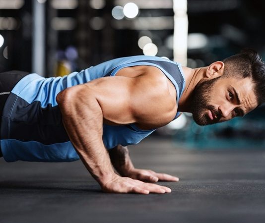 Fitness dünyası, bilimsel araştırmalar, teknolojik gelişmeler ve değişen yaşam tarzlarıyla birlikte sürekli yenileniyor. Geçmişte yalnızca ağırlık kaldırma ve klasik kardiyo çalışmalarına dayanan antrenman anlayışı, günümüzde daha kapsamlı ve kişiselleştirilmiş yöntemlere dönüşüyor. Yeni dönem yaklaşımlar, performansı artırmayı, sakatlanma riskini azaltmayı ve daha sürdürülebilir bir spor alışkanlığı oluşturmayı hedefliyor. Konulu bir haber görseli.