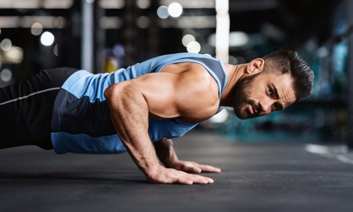Fitness dünyası, bilimsel araştırmalar, teknolojik gelişmeler ve değişen yaşam tarzlarıyla birlikte sürekli yenileniyor. Geçmişte yalnızca ağırlık kaldırma ve klasik kardiyo çalışmalarına dayanan antrenman anlayışı, günümüzde daha kapsamlı ve kişiselleştirilmiş yöntemlere dönüşüyor. Yeni dönem yaklaşımlar, performansı artırmayı, sakatlanma riskini azaltmayı ve daha sürdürülebilir bir spor alışkanlığı oluşturmayı hedefliyor. Konulu bir haber görseli.