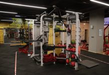 Teknolojinin spor sektörüne etkisi her geçen yıl daha da belirgin hale gelirken, tanıtılan yeni nesil fitness donanımları hem spor salonlarının hem de bireysel kullanıcıların dikkatini çekiyor. Dijital özelliklerle donatılan modern ekipmanlar, kullanıcı deneyimini geliştirmeyi hedeflerken performans takibi, güvenlik ve antrenman verimliliği gibi alanlarda da önemli yenilikler sunuyor. Özellikle spor salonlarının rekabet gücünü artıran bu donanımlar, sektörün geleceğine yön verecek yatırımlar arasında gösteriliyor. Konulu bir haber görseli.