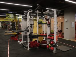 Yeni Nesil Fitness Donanımları Tanıtıldı Teknolojinin spor sektörüne etkisi her geçen yıl daha da belirgin hale gelirken, tanıtılan yeni nesil fitness donanımları hem spor salonlarının hem de bireysel kullanıcıların dikkatini çekiyor. Dijital özelliklerle donatılan modern ekipmanlar, kullanıcı deneyimini geliştirmeyi hedeflerken performans takibi, güvenlik ve antrenman verimliliği gibi alanlarda da önemli yenilikler sunuyor. Özellikle spor salonlarının rekabet gücünü artıran bu donanımlar, sektörün geleceğine yön verecek yatırımlar arasında gösteriliyor. Konulu bir haber görseli.