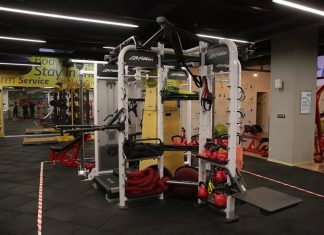 Yeni Nesil Fitness Donanımları Tanıtıldı Teknolojinin spor sektörüne etkisi her geçen yıl daha da belirgin hale gelirken, tanıtılan yeni nesil fitness donanımları hem spor salonlarının hem de bireysel kullanıcıların dikkatini çekiyor. Dijital özelliklerle donatılan modern ekipmanlar, kullanıcı deneyimini geliştirmeyi hedeflerken performans takibi, güvenlik ve antrenman verimliliği gibi alanlarda da önemli yenilikler sunuyor. Özellikle spor salonlarının rekabet gücünü artıran bu donanımlar, sektörün geleceğine yön verecek yatırımlar arasında gösteriliyor. Konulu bir haber görseli.