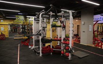 Yeni Nesil Fitness Donanımları Tanıtıldı Teknolojinin spor sektörüne etkisi her geçen yıl daha da belirgin hale gelirken, tanıtılan yeni nesil fitness donanımları hem spor salonlarının hem de bireysel kullanıcıların dikkatini çekiyor. Dijital özelliklerle donatılan modern ekipmanlar, kullanıcı deneyimini geliştirmeyi hedeflerken performans takibi, güvenlik ve antrenman verimliliği gibi alanlarda da önemli yenilikler sunuyor. Özellikle spor salonlarının rekabet gücünü artıran bu donanımlar, sektörün geleceğine yön verecek yatırımlar arasında gösteriliyor. Konulu bir haber görseli.