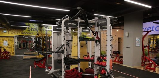 Yeni Nesil Fitness Donanımları Tanıtıldı Teknolojinin spor sektörüne etkisi her geçen yıl daha da belirgin hale gelirken, tanıtılan yeni nesil fitness donanımları hem spor salonlarının hem de bireysel kullanıcıların dikkatini çekiyor. Dijital özelliklerle donatılan modern ekipmanlar, kullanıcı deneyimini geliştirmeyi hedeflerken performans takibi, güvenlik ve antrenman verimliliği gibi alanlarda da önemli yenilikler sunuyor. Özellikle spor salonlarının rekabet gücünü artıran bu donanımlar, sektörün geleceğine yön verecek yatırımlar arasında gösteriliyor. Konulu bir haber görseli.