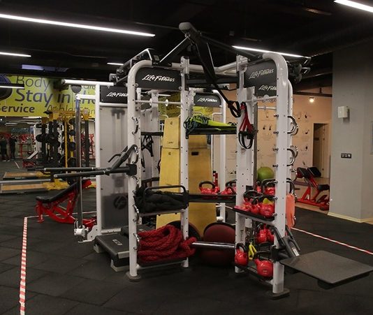 Teknolojinin spor sektörüne etkisi her geçen yıl daha da belirgin hale gelirken, tanıtılan yeni nesil fitness donanımları hem spor salonlarının hem de bireysel kullanıcıların dikkatini çekiyor. Dijital özelliklerle donatılan modern ekipmanlar, kullanıcı deneyimini geliştirmeyi hedeflerken performans takibi, güvenlik ve antrenman verimliliği gibi alanlarda da önemli yenilikler sunuyor. Özellikle spor salonlarının rekabet gücünü artıran bu donanımlar, sektörün geleceğine yön verecek yatırımlar arasında gösteriliyor. Konulu bir haber görseli.