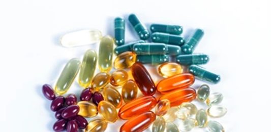 Yeni Nesil Supplementler Fitness Sektörünü Değiştiriyor Fitness sektörü, son yıllarda yalnızca antrenman yöntemleriyle değil, beslenme ve destek ürünleri alanındaki gelişmelerle de büyük bir dönüşüm geçiriyor. Sporcuların performans hedefleri değiştikçe kullanılan ürünler de daha gelişmiş içeriklere sahip hale geliyor. Bu değişimin merkezinde ise yeni nesil supplementler yer alıyor. Daha kişisel ihtiyaçlara yönelik hazırlanan, bilimsel araştırmalarla desteklenen ve farklı kullanım amaçlarına hitap eden ürünler, fitness dünyasında yeni bir dönemin başlamasına katkı sağlıyor. Konulu bir haber görseli.