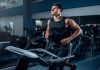 Fitness sektörü son yıllarda hızlı bir dönüşüm sürecinden geçerken, kullanıcı beklentilerindeki değişimler ve teknolojik gelişmeler fitness donanımı pazarı üzerinde önemli etkiler oluşturuyor. Spor yapma alışkanlıklarının değişmesi, kişiselleştirilmiş antrenman taleplerinin artması ve yeni nesil teknolojilerin yaygınlaşması, ekipman üreticilerini farklı çözümler geliştirmeye yönlendiriyor. Konulu bir haber görseli.