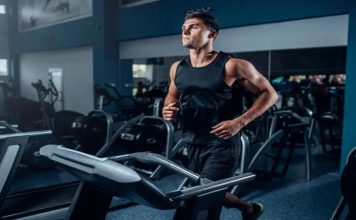 Fitness sektörü son yıllarda hızlı bir dönüşüm sürecinden geçerken, kullanıcı beklentilerindeki değişimler ve teknolojik gelişmeler fitness donanımı pazarı üzerinde önemli etkiler oluşturuyor. Spor yapma alışkanlıklarının değişmesi, kişiselleştirilmiş antrenman taleplerinin artması ve yeni nesil teknolojilerin yaygınlaşması, ekipman üreticilerini farklı çözümler geliştirmeye yönlendiriyor. Konulu bir haber görseli.