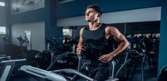 Yeni Trendler Fitness Donanımı Pazarını Şekillendiriyor Fitness sektörü son yıllarda hızlı bir dönüşüm sürecinden geçerken, kullanıcı beklentilerindeki değişimler ve teknolojik gelişmeler fitness donanımı pazarı üzerinde önemli etkiler oluşturuyor. Spor yapma alışkanlıklarının değişmesi, kişiselleştirilmiş antrenman taleplerinin artması ve yeni nesil teknolojilerin yaygınlaşması, ekipman üreticilerini farklı çözümler geliştirmeye yönlendiriyor. Konulu bir haber görseli.