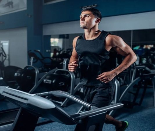 Fitness sektörü son yıllarda hızlı bir dönüşüm sürecinden geçerken, kullanıcı beklentilerindeki değişimler ve teknolojik gelişmeler fitness donanımı pazarı üzerinde önemli etkiler oluşturuyor. Spor yapma alışkanlıklarının değişmesi, kişiselleştirilmiş antrenman taleplerinin artması ve yeni nesil teknolojilerin yaygınlaşması, ekipman üreticilerini farklı çözümler geliştirmeye yönlendiriyor. Konulu bir haber görseli.