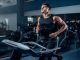 Yeni Trendler Fitness Donanımı Pazarını Şekillendiriyor Fitness sektörü son yıllarda hızlı bir dönüşüm sürecinden geçerken, kullanıcı beklentilerindeki değişimler ve teknolojik gelişmeler fitness donanımı pazarı üzerinde önemli etkiler oluşturuyor. Spor yapma alışkanlıklarının değişmesi, kişiselleştirilmiş antrenman taleplerinin artması ve yeni nesil teknolojilerin yaygınlaşması, ekipman üreticilerini farklı çözümler geliştirmeye yönlendiriyor. Konulu bir haber görseli.