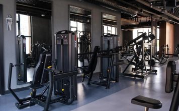 Yerli Üretim Fitness Ekipmanlarına İlgi Artıyor Spor ve sağlıklı yaşam bilincinin yaygınlaşmasıyla birlikte yerli üretim fitness ekipmanları hem bireysel kullanıcılar hem de spor salonları tarafından daha fazla tercih edilmeye başladı. Türkiye'de faaliyet gösteren üreticiler, teknolojik gelişmeleri yakından takip ederek uluslararası kalite standartlarında ürünler geliştirmeye devam ediyor. Böylece ithal ürünlere alternatif oluşturan yerli çözümler, fiyat avantajı ve hızlı teknik destek gibi önemli avantajlar sunuyor. Konulu bir haber görseli.